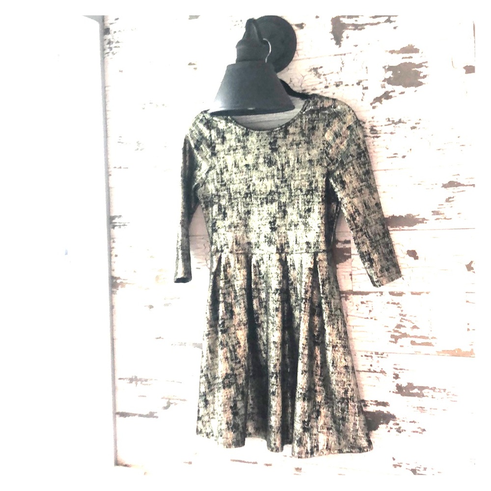 Dress great for Christmas or New Years !